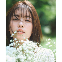 小芝風花、“デビュー15周年イヤー”2026年カレンダー決定 花テーマに6つのイメージ表現【コメント】