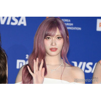 IVEイソ、ミニ丈キャミワンピで美スタイル際立つ 街中ショットに「絵になる」「憧れ」の声