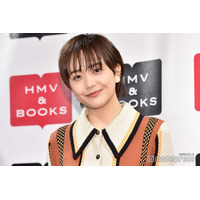 松井愛莉、シックコーデでスラリ美脚「ハイソックス似合う」「脚が長い」と反響