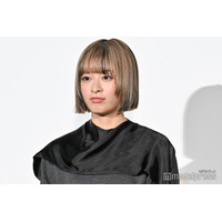 森七菜、金メッシュヘアで雰囲気ガラリ 透けタイツ×ミニスカで美脚披露【秒速5センチメートル】
