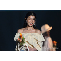 “令和の峰不二子”阿部なつき、純白ホルターネックワンピで美背中大胆見せ「ドキッとした」「美しすぎる」の声