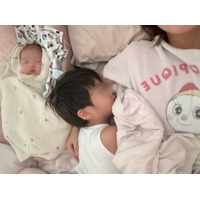「今日の朝の図」辻希美、三男＆次女と密着して眠る幸せSHOT公開「たぁくんが出張の時は3人で」