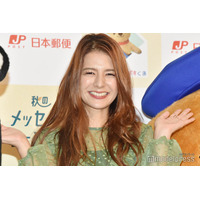 スザンヌ、美脚際立つカジュアルスタイルで息子とお出かけ「スタイル抜群」「楽しそう」の声