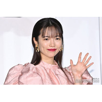 島崎遥香、ミニスカ×透けタイツ黒コーデ 母親とアフタヌーンティーへ「リングは母のおさがり」
