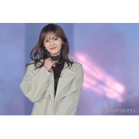 櫻坂46田村保乃、チョーカートップス×ハイウエストパンツでスタイル際立つ【ガルアワ2025AW】