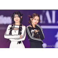 元AKB48村山彩希、奇抜ヘア×胸元開きワンピで登場 吉崎綾とペアランウェイ【ガルアワ2025AW】