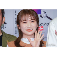 秋元真夏、美肩輝くノースリーブワンピ姿披露「お人形さんみたい」「可愛さが増してる」の声