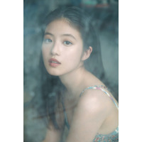 今田美桜“5年前刊行”写真集が10度目の重版 素肌輝くキャミ姿の特典カット公開【ラストショット】