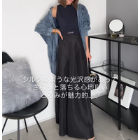 カジュアルと上品を両立。大人にちょうどいい、「てろっと質感デニムシャツ」スタイル【40代の毎日コーデ】