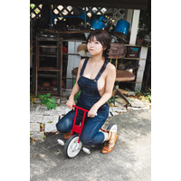 “アソビシステム次世代アイドル”Toi Toi Toi・さくらもも、オーバーオールから色白美ボディのぞく