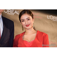 谷まりあ、ミニスカ×革ジャケットの秋コーデから美脚スラリ「おしゃれ上級者」「大人の魅力」と反響