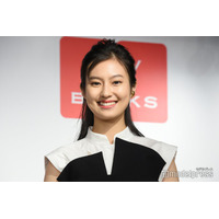 恒松祐里、ミニワンピ×タイツの私服姿公開「小顔際立つ」「可愛すぎ」の声