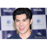 小島よしお、1歳息子とのハロウィンショット公開「おぱぴまるに癒される」「理想の親子ショット」と反響