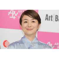 鈴木京香、気品溢れるノースリドレス姿に「美しすぎる」「永遠の憧れ」の声