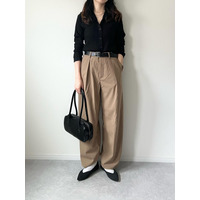 【ユニクロ・GU】で大成功。ワントーンに「ひとクセ」効かせた洗練スタイル【40代の毎日コーデ】