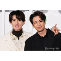 Snow Man向井康二、森崎ウィンの“キュン”とした仕草明かす「すごく可愛かった」劇中キスシーンを再現【（LOVE SONG）】