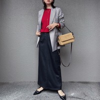 赤ニットが主役。柄ジャケット×タイトスカートの大人かっこいいオフィスコーデ【40代の毎日コーデ】