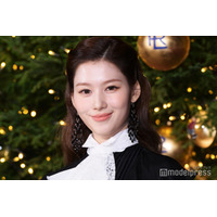 TWICEサナ、背中ざっくり美麗ドレスで魅了 メンバーに贈りたいものは？「ちょっと夢のあることを」