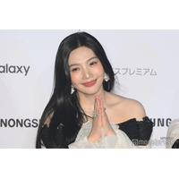 Red Velvetジョイ、ミニ丈シャツからほっそりウエスト披露「引き締まってる」「美しすぎ」と反響