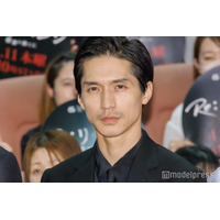 錦戸亮、うっすらヒゲ姿で上海満喫 電車乗る姿に「オーラ半端ない」「かっこよすぎて二度見」と絶賛の声