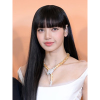 BLACKPINKリサ、タイト衣装で美ボディライン際立つ「スタイルが神」「絵になる」の声