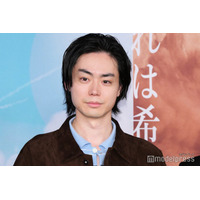菅田将暉、“恋人役”スリ・リンにギターレッスン 火星旅行への意欲は「ノリで行けるなら」【火星の女王】