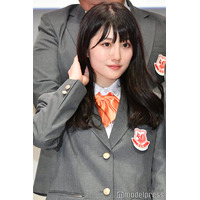 “可愛すぎる新喜劇女優”小寺真理、膝上ミニスカで美脚披露「彼女感すごい」「スタイル完璧」の声