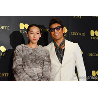 魔裟斗＆矢沢心、夫婦密着ショットに羨望の声「サプライズの花束すごい」「憧れる」