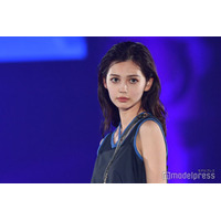 理科大卒モデル村上愛花、美脚スラリミニボトム姿が話題「驚異のスタイル」「脚真っ直ぐで羨ましい」