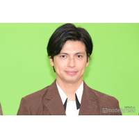 アレクサンダー、0歳次女が「パパそっくり」抱っこショットに反響続々