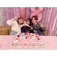 辻希美、夫婦で娘2人を挟んで記念撮影！長女・希空18歳の誕生日会を報告「頑張って行こうね」