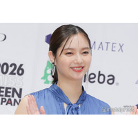 新川優愛、素肌際立つ純白ドレス姿 “左手薬指”にも注目集まる「ますます綺麗に」「骨格が神」の声