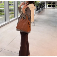 【ユニクロ】カシミヤタッチニットで魅せる！旬のブラウンを効かせた洗練肩掛けテク【40代の毎日コーデ】