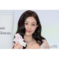 TWICEジヒョ、脚線美際立つ肌見せブラックコーデが話題「大人っぽくて見惚れる」「目が離せない」