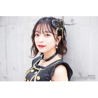 ヘラヘラ三銃士さおりん、美デコルテ際立つベアトップ姿に反響「肌が綺麗すぎる」「レアな髪型可愛い」