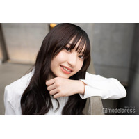 仮面高校生の妹で話題・すなずりかりん、美脚スラリのミニスカ姿披露「足の形が骨格ウェーブ過ぎてる」