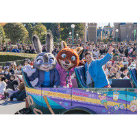 上戸彩、ディズニーランドにサプライズ登場 SPグリーティングに歓声