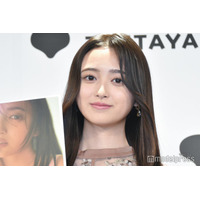 乃木坂46井上和、白ソックス×膝丈衣装で美脚際立つ「お顔小さい」「お人形さんみたい」と反響