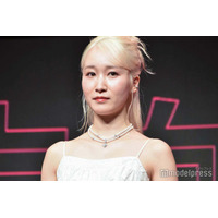 シンガーソングライター乃紫（のあ）、ミニスカ×ハイソックスで美脚全開「脚長すぎ」「スタイル反則級」と騒然