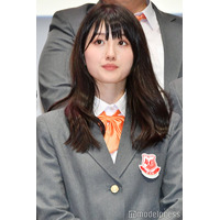 “可愛すぎる新喜劇女優”小寺真理、美脚際立つミニスカ×ハイソ姿にファン悶絶「脚のラインが綺麗」「上目遣いで彼女感満載」