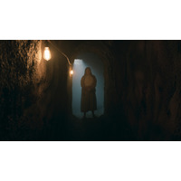 誰もいるはずのない廃墟の街に謎の老婆が…その正体は？『シェルビー・オークス』本編映像＆場面写真