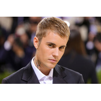 ジャスティン・ビーバー、妻・ヘイリーとの頬寄せ密着ショットにファン歓喜「絵になる」「映画のワンシーンみたい」