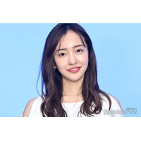 板野友美、夫・高橋奎二＆娘との家族3ショットに反響「美男美女ファミリー」「娘ちゃん口元そっくり」