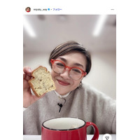 香坂みゆき、父親を顔出し 親子散歩ショットに「笑顔がそっくり」「優しそうなお父様」の声