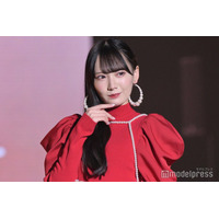 ≠ME鈴木瞳美、ミニスカ制服から美脚輝く「天使」「透明感が半端ない」と反響