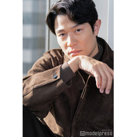 鈴木亮平、“前代未聞の一人二役”徹底した役作り 戸田恵梨香と現場で大切にしたこと「戸田さんじゃないとあの役はできなかった」【日曜劇場「リブート」インタビュー】