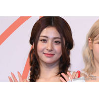 LE SSERAFIMユンジン、美ウエスト披露の鮮やか赤衣装ショット公開「引き締まってる」「オーラ凄すぎる」と反響