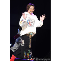 「今日好き」今井暖大、メガネずらしにキュン ポンパドール×ヒョウ柄ベルト姿に「イケイケ」「かっこよすぎ」と反響【学生ランウェイ】