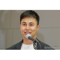 ユージ、3000万超え高級車“マイバッハ”の納車報告「凄すぎ」「かっこいい車内」と反響