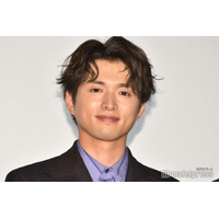 白洲迅、左手薬指に指輪キラリ 浅草散策ショットにファン悶絶「かっこよすぎる」「幸せのおすそ分けを貰った気がする」